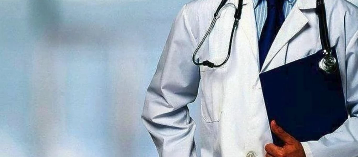 Συνελήφθη γνωστός γιατρός της Λαμίας ως συνεργάτης του «μαϊμού» γιατρού